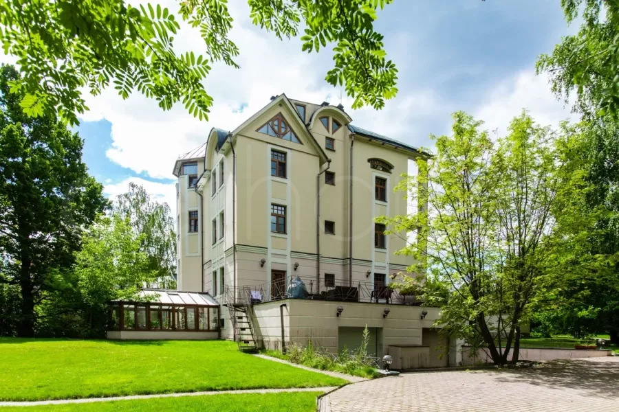 Таганьково-5. Купить дом площадью 1014.5 м² на участке 45 соток в элитном коттеджном посёлке Таганьково-5 на Рублёво-Успенском шоссе в 20 км от МКАД.